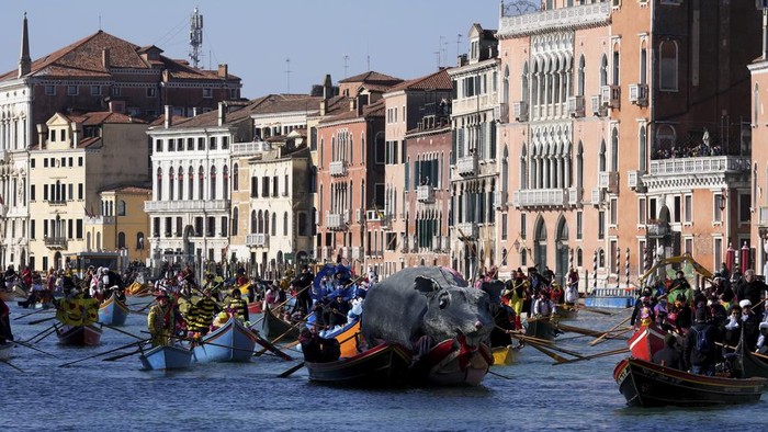Kemeriahan Parade Dayung Tradisional di Kanal Venesia Italia Boats sail during the traditional rowing parade, part of the historical Venice Carnival, in Venice, Italy, Sunday, Feb. 16, 2025. (AP Photo/Antonio Calanni)