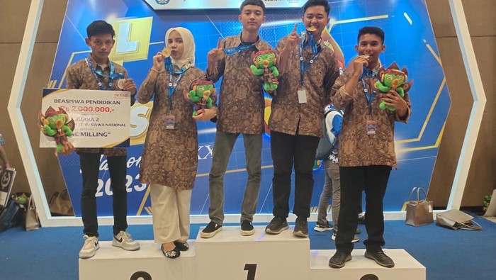 Pocut Dwi Vannisa (perempuan di tengah) buktikan berhasil raih prestasi meski berangkat dari banyak kegagalan. Beprestasi di ajang FLS2N 2022 LKS SMK Nasional 2023.