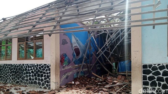 Kondisi bangunan atap di SDN Panyingkiran II yang roboh.
