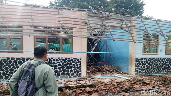 Kondisi bangunan atap di SDN Panyingkiran II yang roboh.
