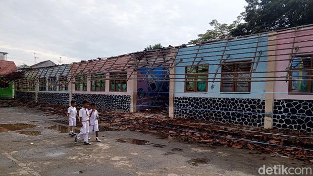 Kondisi bangunan atap di SDN Panyingkiran II yang roboh.