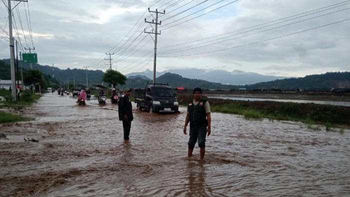 Kondisi banjir yang melanda wilayah Kabupaten Bima, NTB, Minggu (16/2/2025). (Foto: Dok. BPBD Kabupaten Bima)