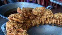 Salah satu penjual yang paling laris di Taman Sunter Indah ada Pisang Goreng Collay khas Pontianak. Harganya dari Rp 5.000 per biji. Foto: Site Culinary/Visual
