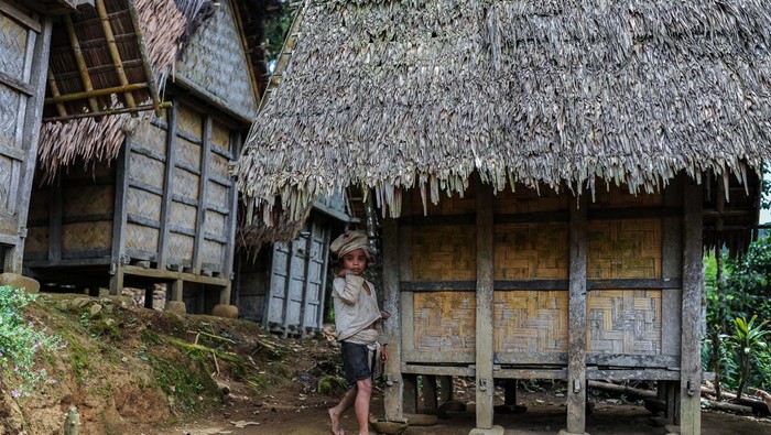 Seorang bapak Suku Badui Dalam ditemani anaknya memikul durian hasil panen untuk dijual di Cijahe, Lebak, Banten, Minggu (16/2/2025). Pemerintah adat Suku Badui menutup kawasan wisata Budaya Badui Dalam untuk tidak dikunjungi wisatawan karena adanya gelaran ritual adat Kawalu secara tertutup selama tiga bulan yang dilaksanakan pada 1 Februari hingga 3 Mei 2025. ANTARA FOTO/Muhammad Bagus Khoirunas/Spt.