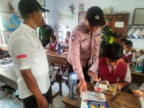 Launching Makanan Bergizi Gratis (MBG) di wilayah Kecamatan Pekutatan, Kabupaten Jembrana, Bali, Senin (17/2/2025).