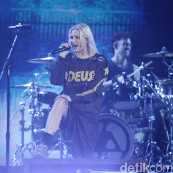 Bak Chester Bennington, Emily Armstrong Juga Main Drum di When They Come for Me