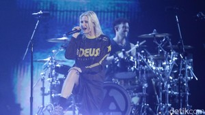 Tapi itu nggak mengurangi kemeriahannya karena ada Emily Armstrong si vokalis baru, dan Collin Britain sebagai penggebuk drum.