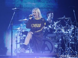 Bak Chester Bennington, Emily Armstrong Juga Main Drum di When They Come for Me