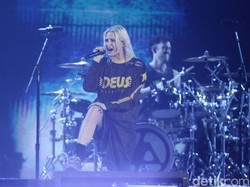 Bak Chester Bennington, Emily Armstrong Juga Main Drum di When They Come for Me