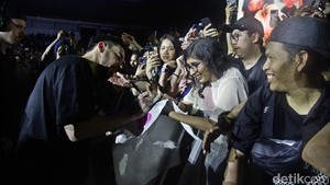 Momen kedekatan Mike Shinoda dengan fans di Stadion Madya. Beruntung banget ya!