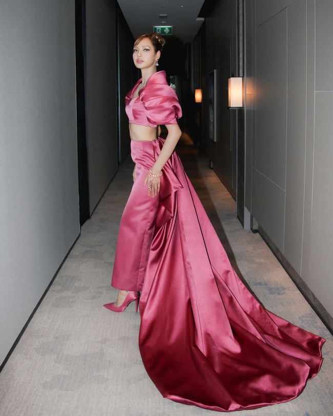 Saat tiba di green carpet, Lisa BLACKPINK menampilkan pesonanya dalam balutan gaun pink, yang memiliki ekor cukup panjang hingga menyapu lantai. Foto: dok. Instagram @lalalalisa_m