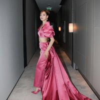 Saat tiba di green carpet, Lisa BLACKPINK menampilkan pesonanya dalam balutan gaun pink, yang memiliki ekor cukup panjang hingga menyapu lantai. Foto: dok. Instagram @lalalalisa_m