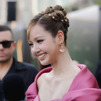 Penampilannya dilengkapi dengan koleksi perhiasan BVLGARI Divas Dream Earring High Jewelry, anting-anting emas berhias berlian dan batu permata berwarna pink. Lisa BLACKPINK juga memakai koleksi cincin emas BVLGARI, Serpenti Viper Ring seharga $2,450 atau sekitar Rp 39,7 juta. Foto: dok. Instagram @lalalalisa_m