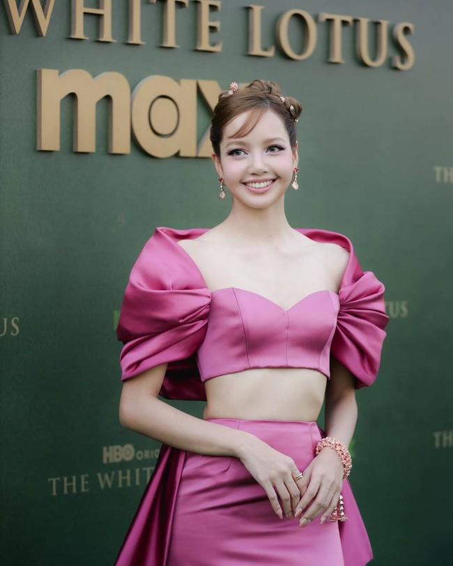 Lisa BLACKPINK resmi memulai debut akting di kancah Hollywood sebagai pemain serial HBO, The White Lotus 3. Setelah menghadiri pemutaran perdananya di Los Angeles, AS, Lisa bertolak ke Thailand bersama para pemain The White Lotus 3. Foto: dok. Instagram @lalalalisa_m