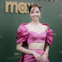 Lisa BLACKPINK resmi memulai debut akting di kancah Hollywood sebagai pemain serial HBO, The White Lotus 3. Setelah menghadiri pemutaran perdananya di Los Angeles, AS, Lisa bertolak ke Thailand bersama para pemain The White Lotus 3. Foto: dok. Instagram @lalalalisa_m