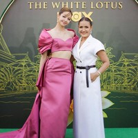 Acara pemutaran perdana The White Lotus 3 yang diadakan di negara asalnya itu turut dihadiri ibu Lisa BLACKPINK, Chitthip Bruschweiler. Dia tidak ingin melewatkan momen mendampingi putrinya. Foto: dok. Instagram @lalalalisa_m