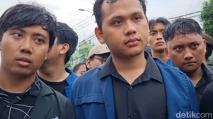 Mahasiswa bertahan di DPRD Jatim tanyakan nasib 5 temannya yang dibawa polisi.
