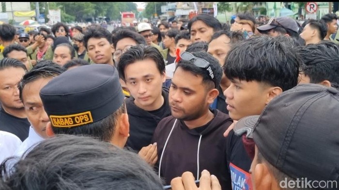 Mahasiswa bertahan di DPRD Jatim tanyakan nasib 5 temannya yang dibawa polisi.