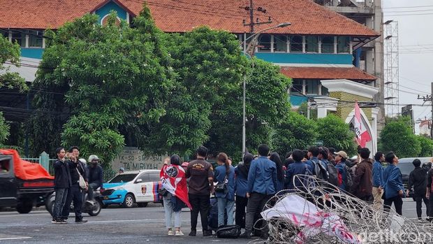 Mahasiswa demo di DPRD Jatim membubarkan diri.