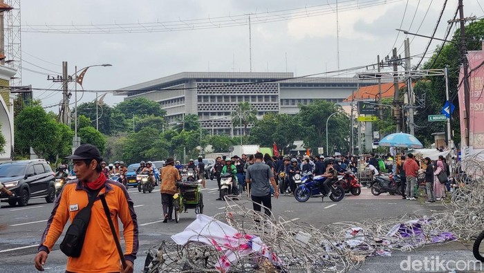 Mahasiswa demo di DPRD Jatim membubarkan diri.