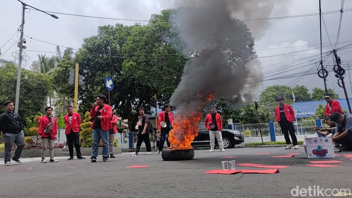 Mahasiswa di Banyuwangi bakar ban tolak efisiensi anggaran Prabowo-Gibran