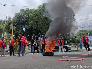 Tolak Efisiensi Anggaran Prabowo-Gibran, Mahasiswa Banyuwangi Bakar Ban