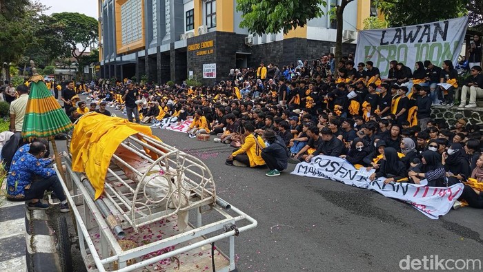 Mahasiswa Untidar Magelang gelar demo tuntut pengusutan penyelewengan uang praktikum, Senin (17/2/2025).