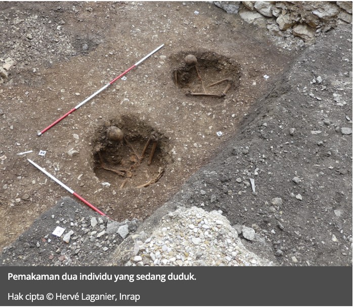 Makam misterius di Dijon, Prancis. Kerangkanya duduk tegak menghadap ke barat.
