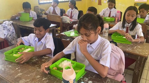 Siswa SDN Labuan Bajo 2 menyantap makan bergizi gratis (MBG) hari pertama, Senin (17/2/2025). (Istimewa)
