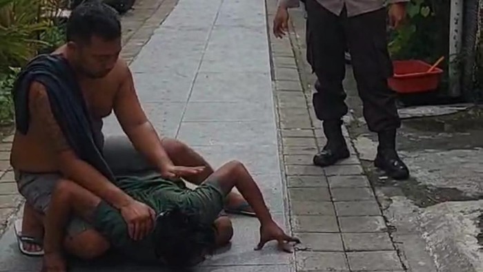 Pria berinisial A di Makassar dilaporkan istri terkait KDRT, mendadak kesurupan dan merangkak seperti buaya saat akan ditangkap polisi.