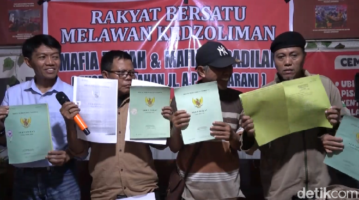 Ahli Waris dan kuasa hukum memperlihatkan bukti SHM di lahan ruko yang dieksekusi di Jalan AP Pettarani Makassar, Sulawesi Selatan (Sulsel).