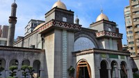 Masjid ini memiliki kubah yang berukuran 15 meter dan menara setinggi 20 meter. Masjid ini juga memiliki dua menara yang terletak di sudut kanan dan kiri masjid bentuknya seperti bawang bombay. Foto: Getty Images/tupungato