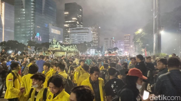 Massa Badan Eksekutif Mahasiswa Se-Indonesia (BEM SI) dalam demo Indonesia Gelap membacakan 13 tuntutan kepada pemerintah.  (Taufiq S/detikcom)