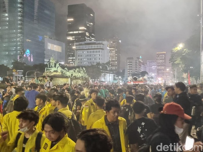 Massa Badan Eksekutif Mahasiswa Se-Indonesia (BEM SI) dalam demo Indonesia Gelap membacakan 13 tuntutan kepada pemerintah.  (Taufiq S/detikcom)
