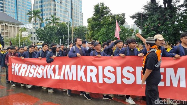 Massa BEM SI terus bertambah untuk menggelar aksi demonstrasi bertajuk 'Indonesia Gelap' di sekitar Patung Kuda, Jakarta Pusat. (Taufiq S/detikcom)