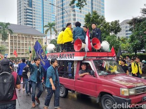 Massa Mahasiswa Aksi Indonesia Gelap di Patung Kuda Terus Bertambah