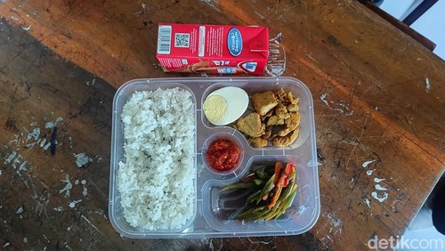 Seporsi menu makan bergizi gratis di SDN 4 Sanur, Senin (17/2/2025).