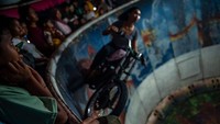 Finna piawai berputar-putar dengan kecepatan mencapai 100km/jam di dalam tong setinggi 10 meter itu.