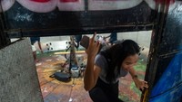 Aksi Finna ini membuktikan bahwa wanita juga bisa melakukan atraksi berbahaya di tong setan.
