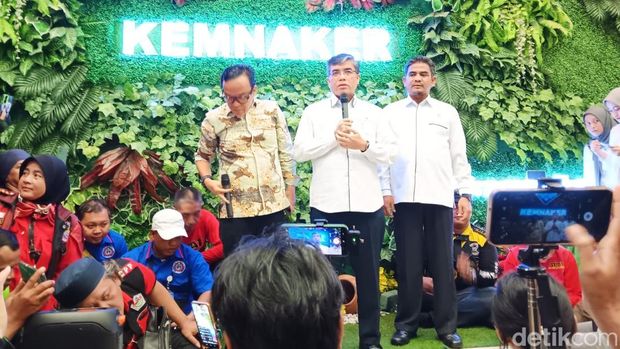 Menaker dan Wamenaker Lesehan Temui Drivel Ojol