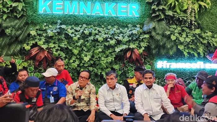 Menaker dan Wamenaker Lesehan Temui Drivel Ojol Menaker dan Wamenaker Lesehan Temui Drivel Ojol