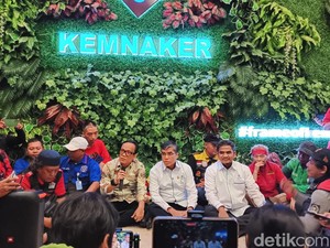 Menaker dan Wamen Lesehan Temui Driver Ojol Minta Dapat THR