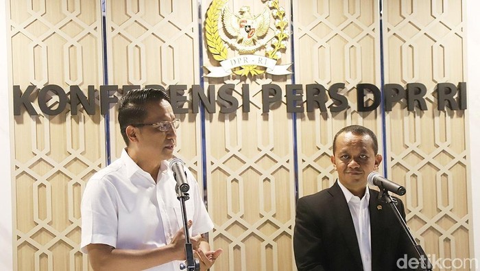 Menkum Supratman Andi Agtas dan Menteri ESDM Bahlil Lahadalia menyampaikan perubahan skema pemberian izin usaha pertambangan dalam revisi UU Minerba. (Firda CA/detikcom)