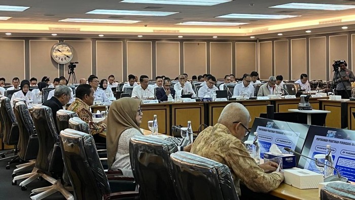 Menteri Hukum (Menkum) Supratman Andi Agtas rapat kerja bersama Komisi XIII DPR di gedung MPR/DPR/DPD, Senayan, Jakarta, Senin (17/2/2025).