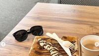 Saat liburan ke Prancis, Wirda bagikan banyak foto kulinerannya. Salah satunya menu crepes dengan segelas kopi. Foto: Instagram @wirda_mansur