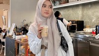 Kopi nampaknya jadi salah satu minuman yang paling digemari penulis muda satu ini. Foto: Instagram @wirda_mansur