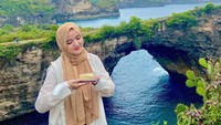 Rayakan ulang tahun dengan pemandangan alam yang menakjubkan, Wirda berpose dengan sepotong kue sederhana. Foto: Instagram @wirda_mansur