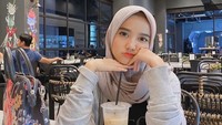 Tak pernah lepas dari kopi, Wirda memang memang sejak dulu paling suka ngopi. Foto: Instagram @wirda_mansur