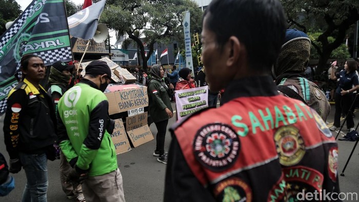 Driver ojol yang tergabung dalam Serikat Pekerja Angkutan Indonesia (SPAI) menggelar aksi depan kantor Kemnaker, Jakarta. Mereka menuntut pemberian THR.