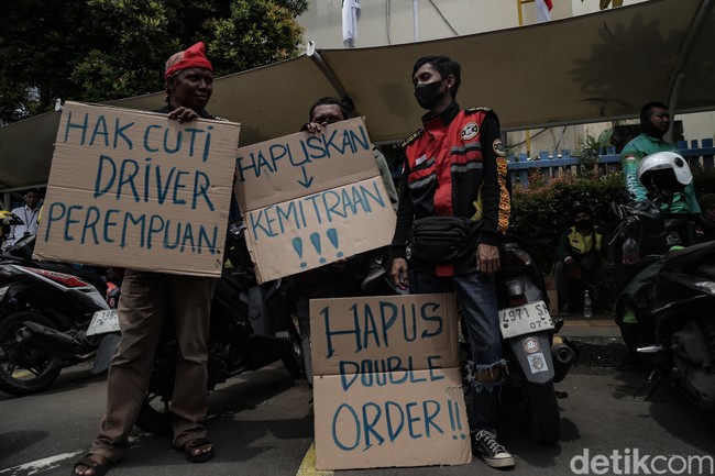 Aksi Tak Biasa Ojol Tuntut THR: Lesehan Bareng Menteri di Kemenaker